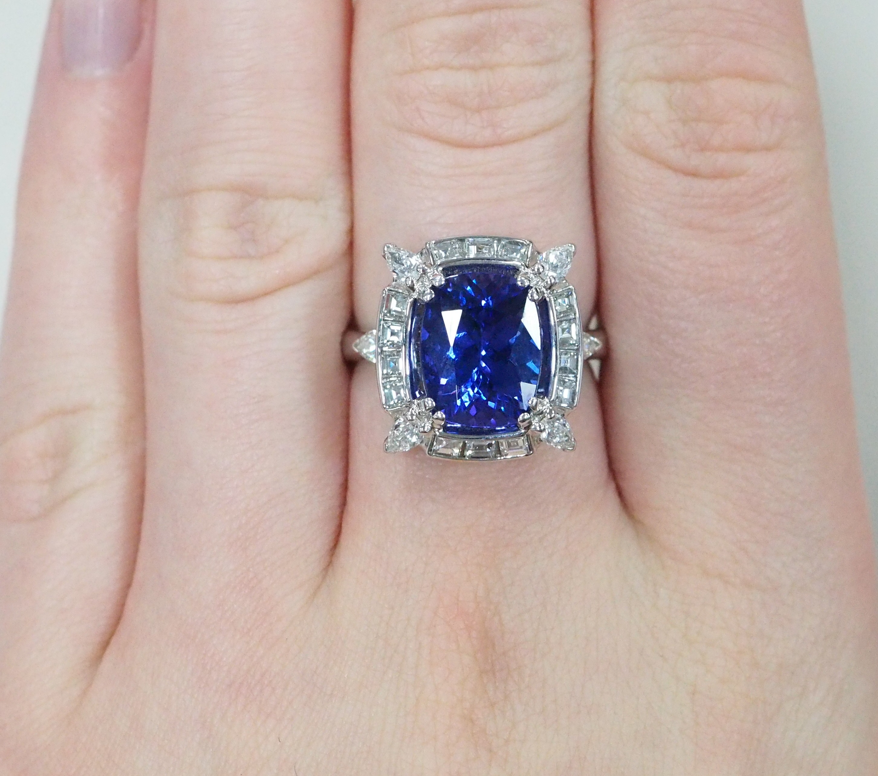 Кольцо из белого золота с танзанитом